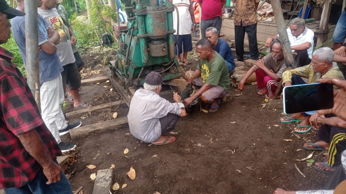 PTTEP Indonesia Together with Julie Laiskodat Provides Assistance for Drilling Water Wells in East Adonaracsr kesehatan