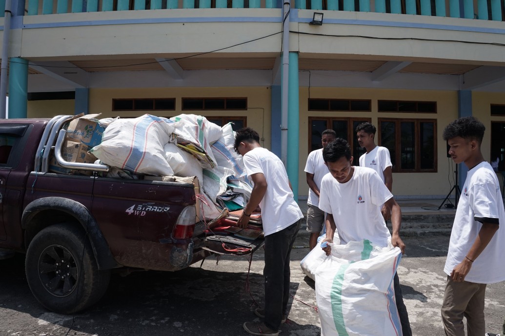 csr kesehatan PTTEP Indonesia Supports the Coordinating Ministry for Maritime Affairs and Investment Program: Super Priority Tourism Destination in Labuan Bajo Through an Innovative Waste Sorting Program