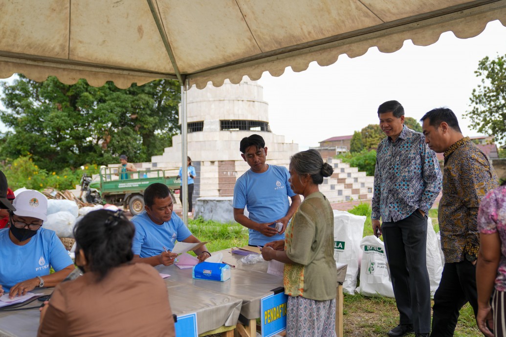 csr kesehatan Collaboration between PTTEP Indonesia and the Coordinating Ministry of Maritime Affairs and Investment Wins an Award in Vietnam for the Waste Bank Program in Toba Regency