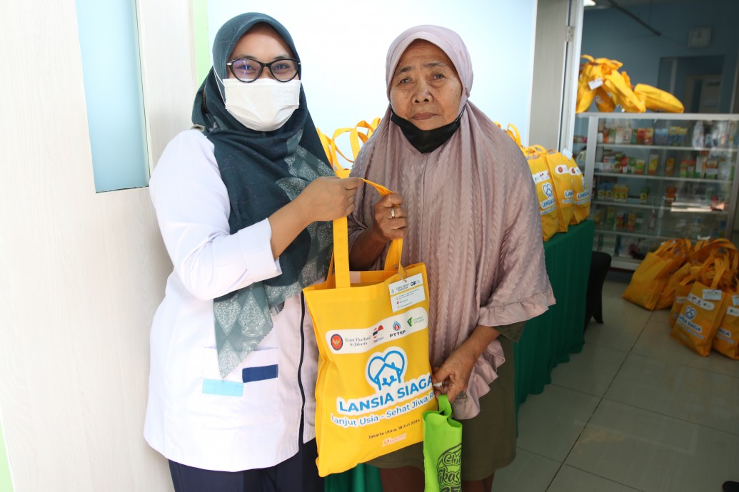 csr kesehatan LANSIA SIAGA: Thai Embassy Participates in 9th Anniversary of PTTEP’s Health Clinic