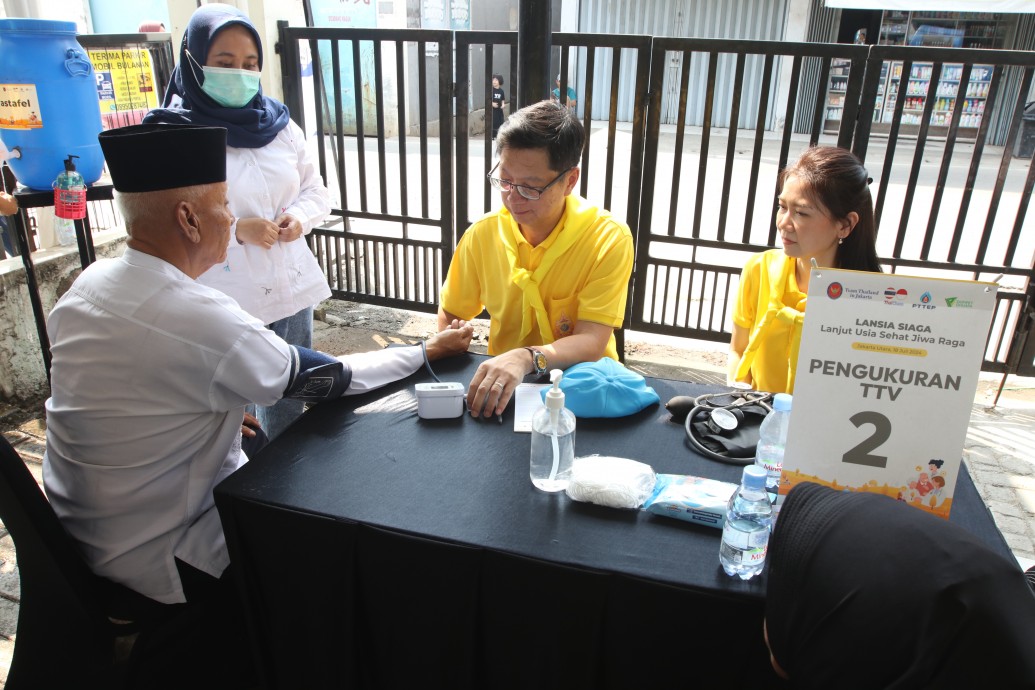 csr kesehatan LANSIA SIAGA: Thai Embassy Participates in 9th Anniversary of PTTEP’s Health Clinic